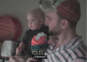 ¡Muy tierno! Pequeña niña se emociona al ver la lluvia por primera vez (VIDEO)