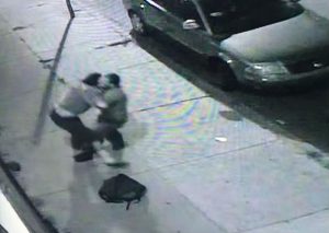 ¿Amistad a prueba de todo? Se golpearon y luego terminan abrazados (VIDEO)