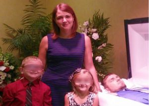 Una madre y sus hijos posaron sonrientes junto a un ataúd, esta es la razón