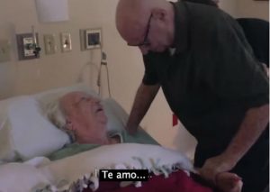 ¡Conmovedor! Le cantó a su esposa la canción más romántica del mundo (VIDEO)