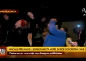 Perú vs. Chile:  Mira qué hicieron los hinchas  peruanos para no dejar dormir a la  selección chilena