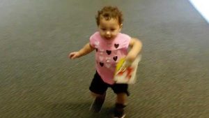 La reacción de esta pequeña al ver a su papá no tiene precio-VIDEO