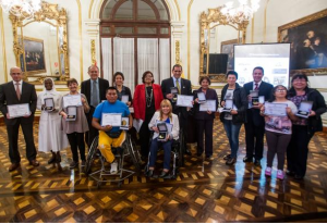 Gina Parker fue condecorada en el Congreso de La República