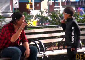 YouTube: Esto es lo que pasa cuando un niño pide que le enciendan un cigarro