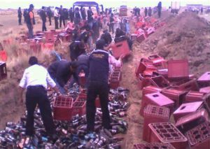 ¡Qué desperdicio! : Destruyen más de 700 cajas de cerveza- VIDEO