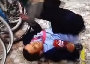 YouTube: Reportero, que transmitía en vivo, sufre terrible caída de patineta eléctrica