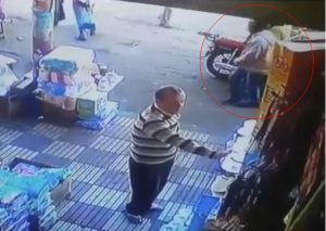 YouTube: Le metió la mano a una mujer pero se llevó tremendo castigo