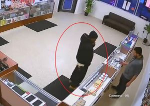 YouTube: Quiso robar una tienda de celulares, pero no esperaba que el vendedor lo…