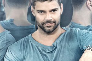 Ricky Martin alborota las redes sociales con minitraje de baño