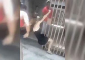 YouTube: Encontró a la amante de su esposo y desató toda su ira contra ella
