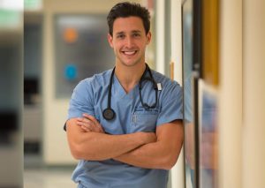 Instagram: El ‘doctor más guapo del mundo’ busca cita en sus redes sociales (FOTOS)