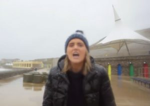 YouTube: Mujer informaba en vivo desde playa en una tormenta hasta que…