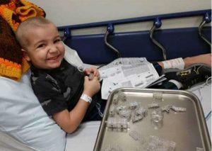YouTube: Niño de 5 años que lucha contra el cáncer le pidió matrimonio a su enfermera