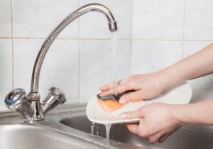 ¿Por qué lavar platos es bueno para la salud?