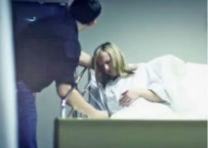 YouTube: Fue declarada muerta luego de dar a luz, pero cuando su esposo se despidió…