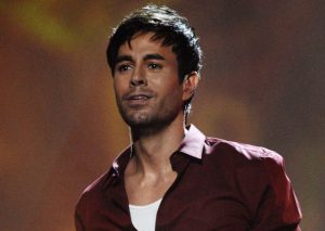 Enrique Iglesias da penoso espectáculo en estado de ebriedad – VIDEO