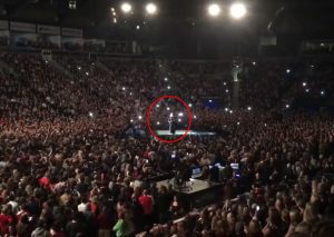 YouTube: Chica le propone matrimonio a su novio en concierto en vivo