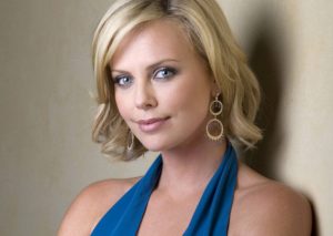 Charlize Theron dejó ver su busto en plena alfombra roja (FOTOS)