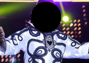 ¡Insólito! Cantante muere en pleno concierto (VIDEO)