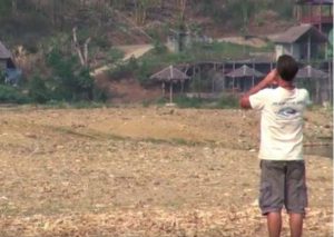 Hombre grita en medio de la selva y no vas a creer lo que sucede (VIDEO)
