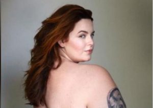 Modelo de talla grande se desnuda para callar críticas contra su peso (FOTOS)
