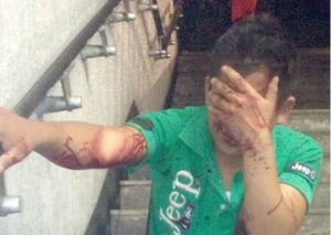 Acosó sexualmente a una mujer y recibió la golpiza de su vida (VIDEO)