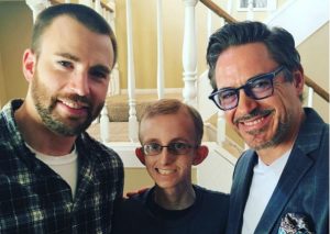 Gwyneth Paltrow cumple sueño de niño con cáncer y le presenta a ‘Los Vengadores’ (FOTOS)