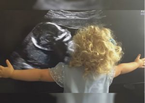 ¡Conmovedor! Pequeña llora al ver la ecografía de su futuro hermanito (VIDEO)