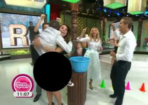 Conductora mexicana pasa vergüenza al levantársele la falda en vivo (VIDEO)