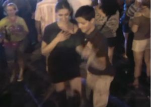 ¡La sorprendió! Adolescente la sacó a bailar salsa pero no esperaba que… (VIDEO)