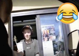 YouTube: Le hacen broma pesada a cajera de fast food y ella responde así