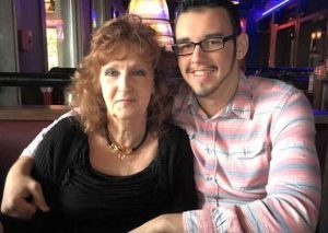 Viral: ¡Chico de 17 años convirtió a una mujer de 71 en su esposa! – FOTOS