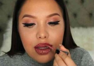 YouTube: ¡Se pintó 100 capas de labial y su boca quedó así!