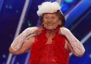 YouTube: Anciana de 90 años  realizó atrevido striptease