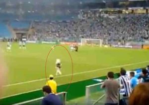 YouTube: Ingresó a la cancha en pleno partido y esto pasó