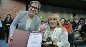 Gina Parker recibió Premio por la Paz 2016 – VIDEO