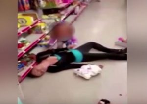 YouTube: Sufrió una sobredosis y su niña trató de salvarla