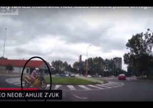 YouTube: Paseó desnudo en su moto y …