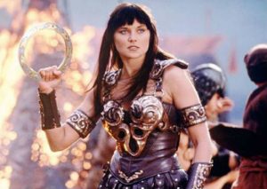 ¡Irreconocible! Mira como luce Xena: Princesa Guerrera 21 años después – VIDEO