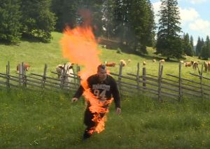 YouTube:  Rompe récord mundial al prenderse fuego a sí mismo