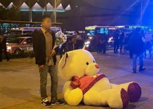 Esto dijo el chico del peluche que se hizo viral en Facebook