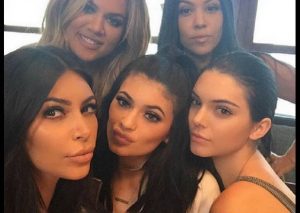 ¡Sorprendió! Kardashian habla español y esta es la reacción de los cibernautas