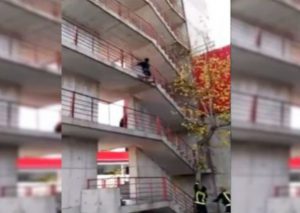 YouTube: Bombero escalaba piso por piso y …