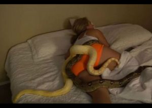 YouTube:  Le hizo esta aterradora broma a su enamorada y …