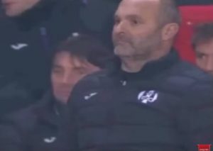 Reacción de entrenador al caerle un avión de papel