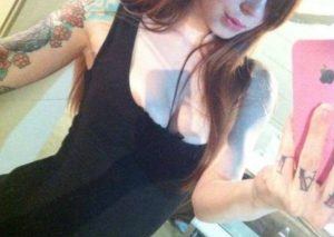 Se toma sexy selfie y muestra detalle de más