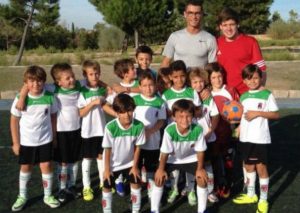 ¿Te imaginas a Cristiano Ronaldo de recogebolas? Mira lo que hizo en el partido de su hijo