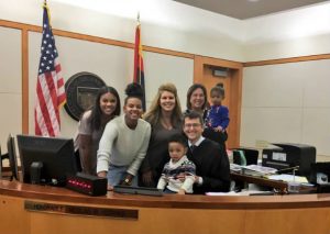 Niño es finalmente adoptado y su reacción se vuelve viral
