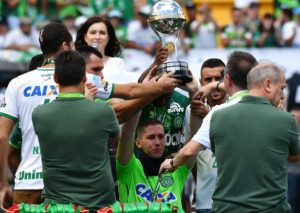 Chapecoense: Detienen partido para homenajear a víctimas – VIDEO