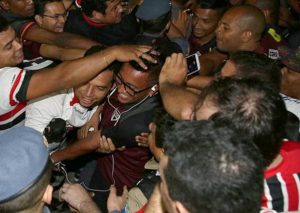 Hinchas de Sao Paulo adoran a Cueva y hasta lo besan – VIDEO